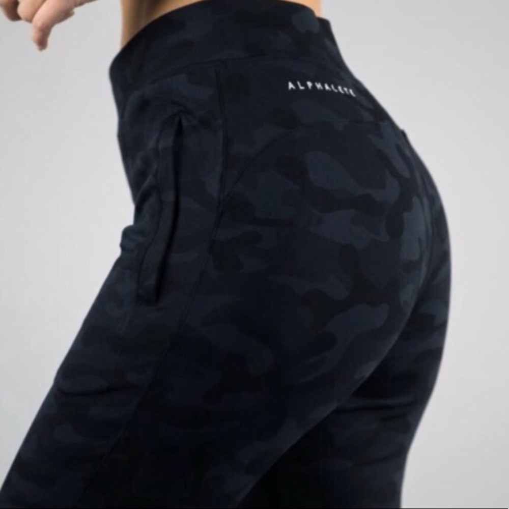 Alphalete Dark camo joggers